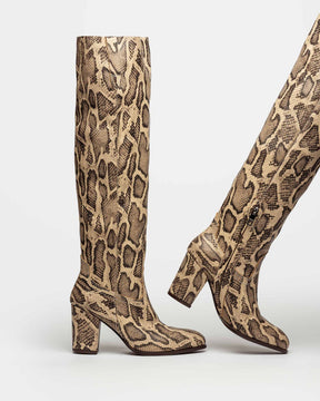 Bota caña alta Onassis en cuero python