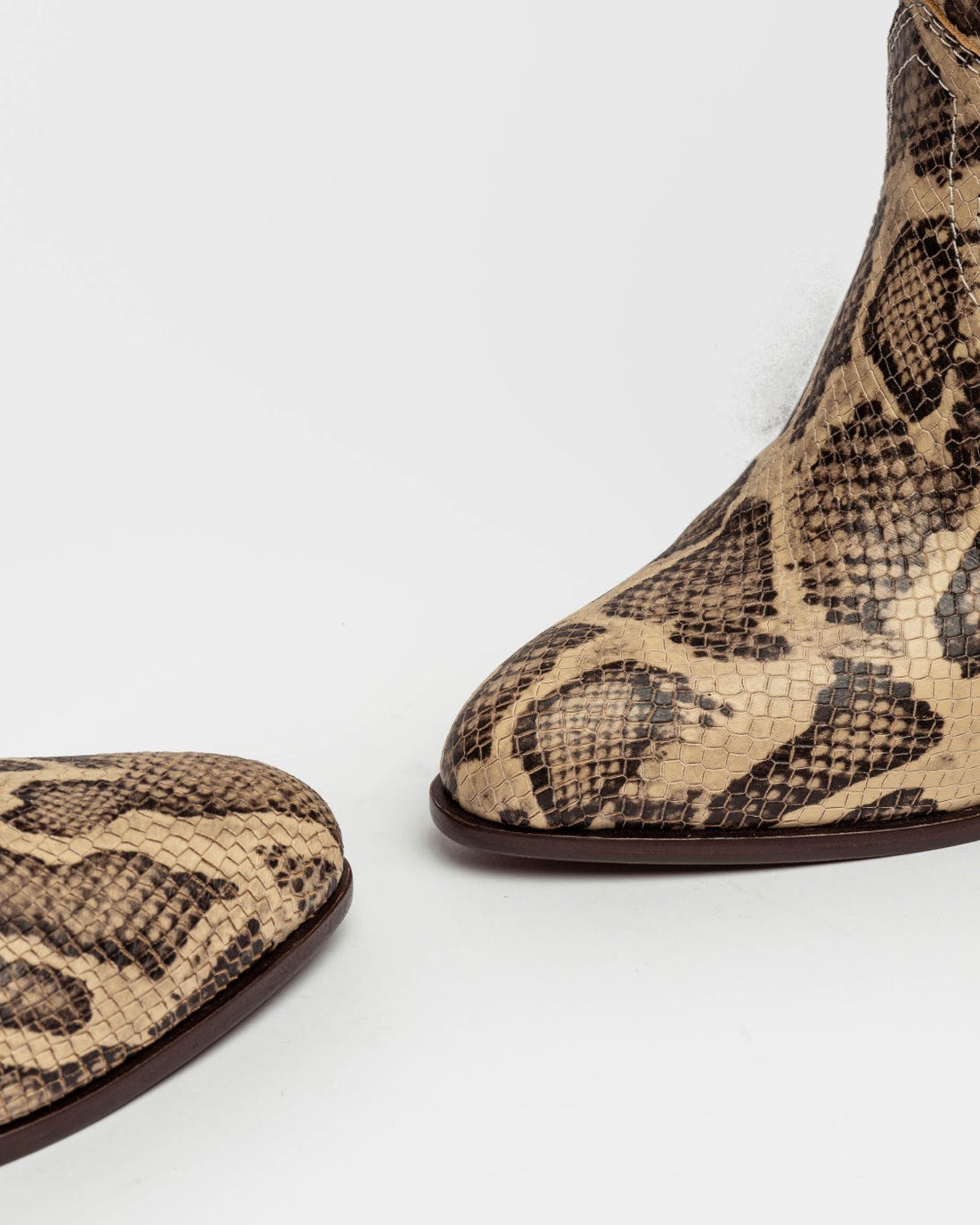 Bota caña alta Onassis en cuero python