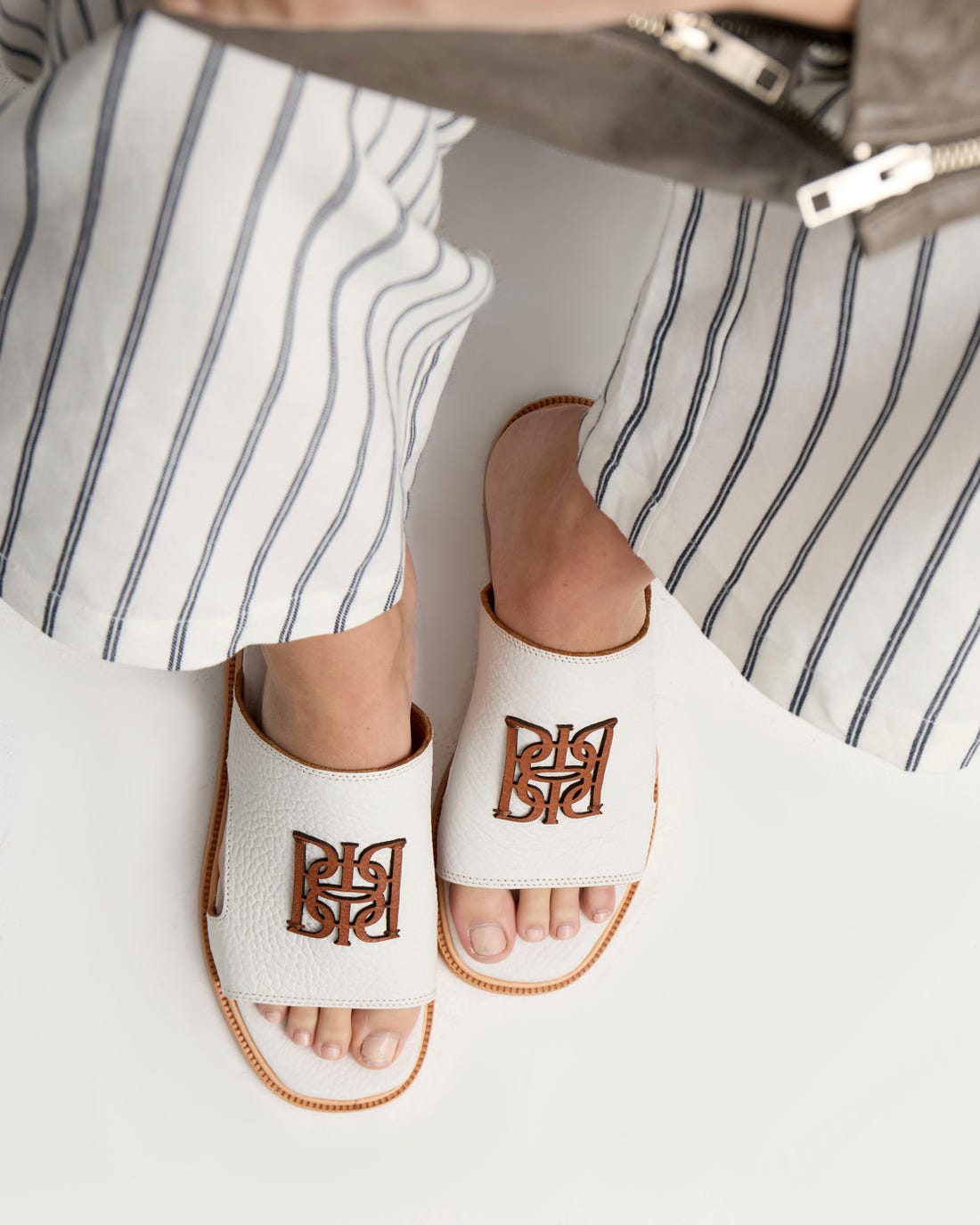 Monograma plano en piel granulada