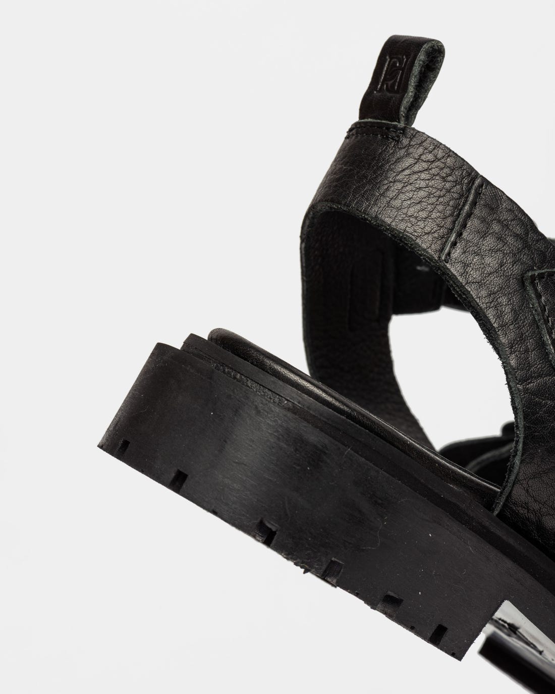 Sandalia mediana Alba en piel granulada